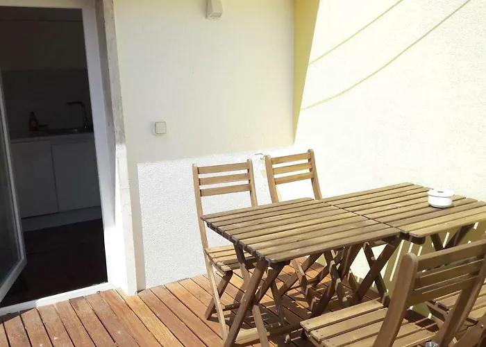 Modern Cosy Flat With Terrace In Campo De Ourique.